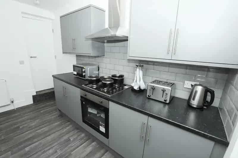 5 bedroom House
 To Let 
Total Size: 1002 SQ FT