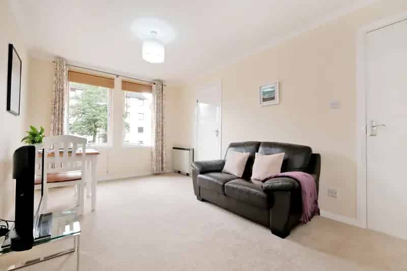 Freshly Decorated Studio Flat For Sale