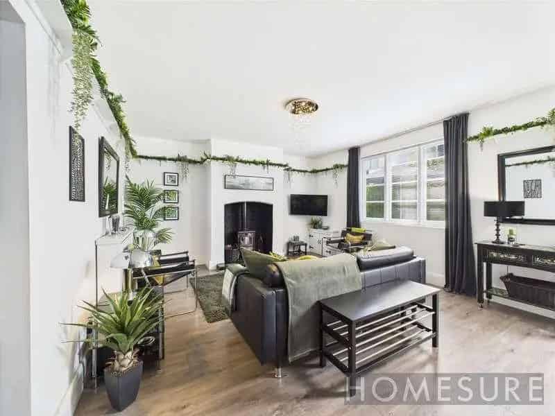 2 Bed House for Sale Spacious Garden Modern Kitchen