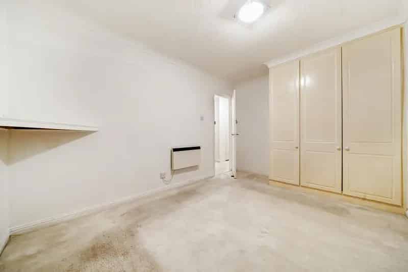 2 Bedroom Ground Floor Apartment with Parking No Onward Chain
