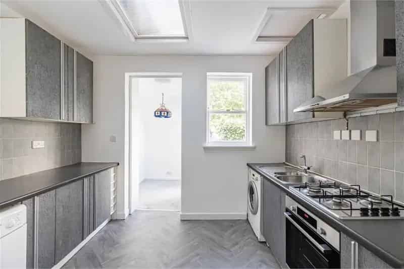 2 Bed Detached House with Garden and Garage