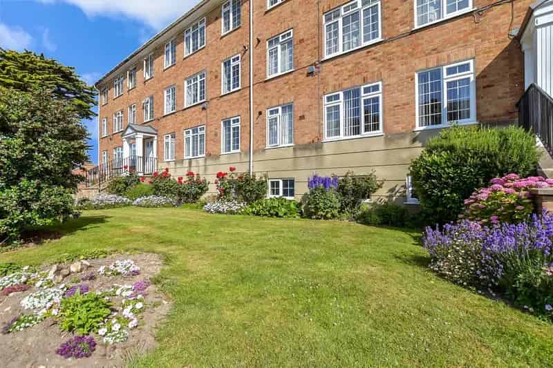 2 Bedroom Sea View Apartment with Garage