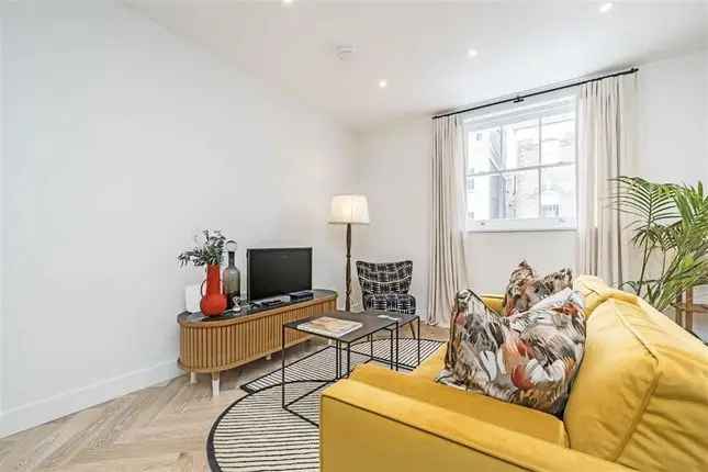 Flat to rent in Charlotte Street, London W1T