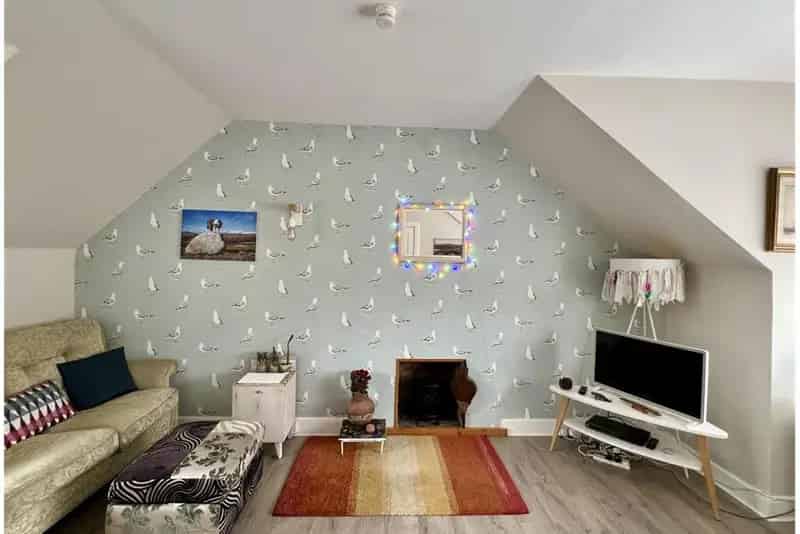 2 Bed Flat - Second Floor with 1 Reception Room