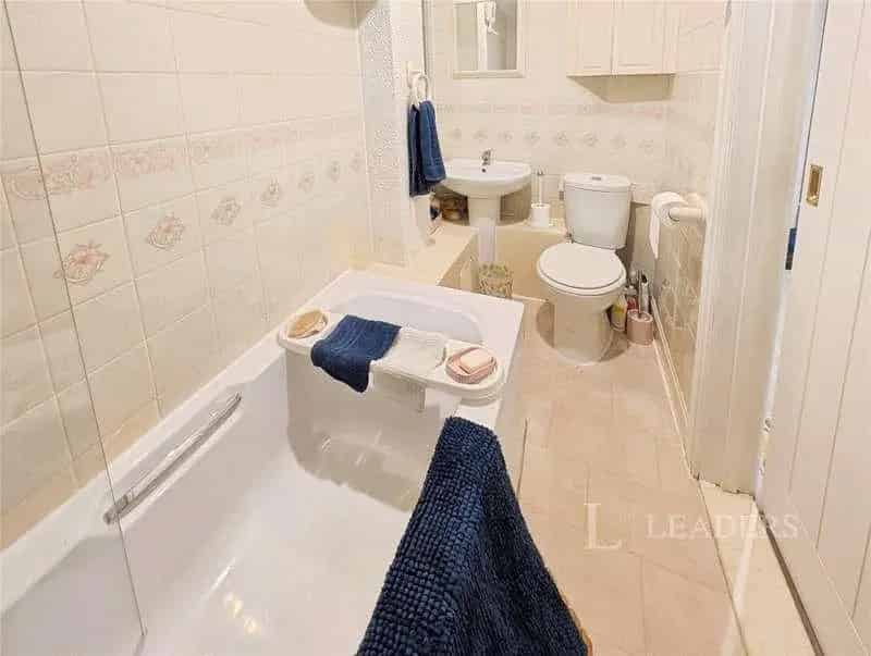 1 Bed Flat for Sale - Cosy Ground Floor Apartment with Off-Street Parking