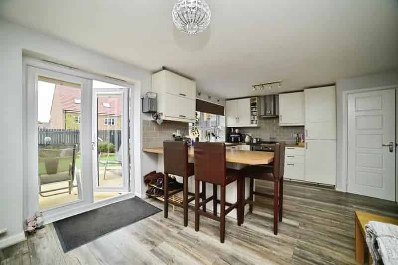 4 Bedroom House in Hull with Modern Kitchen and En-Suite