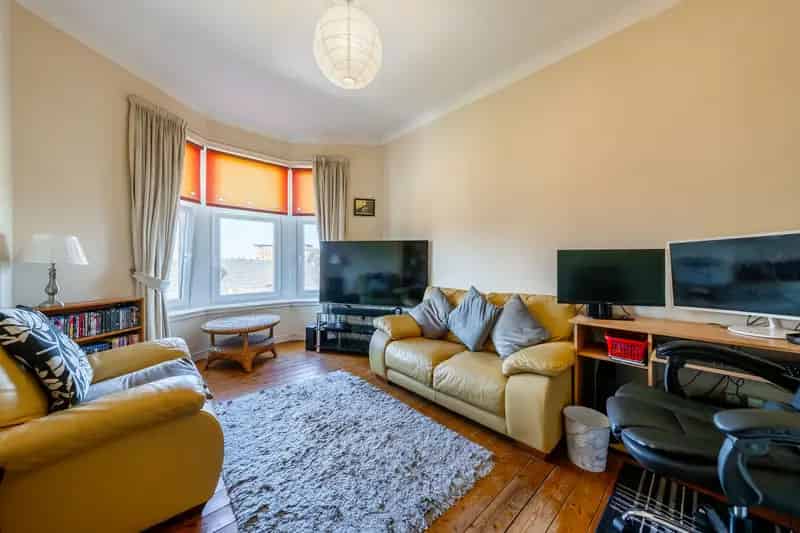 Spacious One Bedroom Apartment in Cathcart Near Amenities