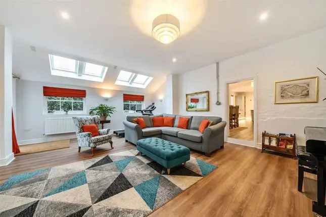 Spacious 5-6 Bedroom Barn Conversion Near Eltham College