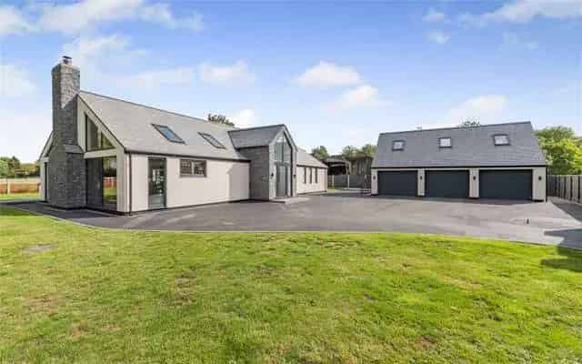 4-Bedroom Contemporary Home with Stunning Views and Potential Annexe