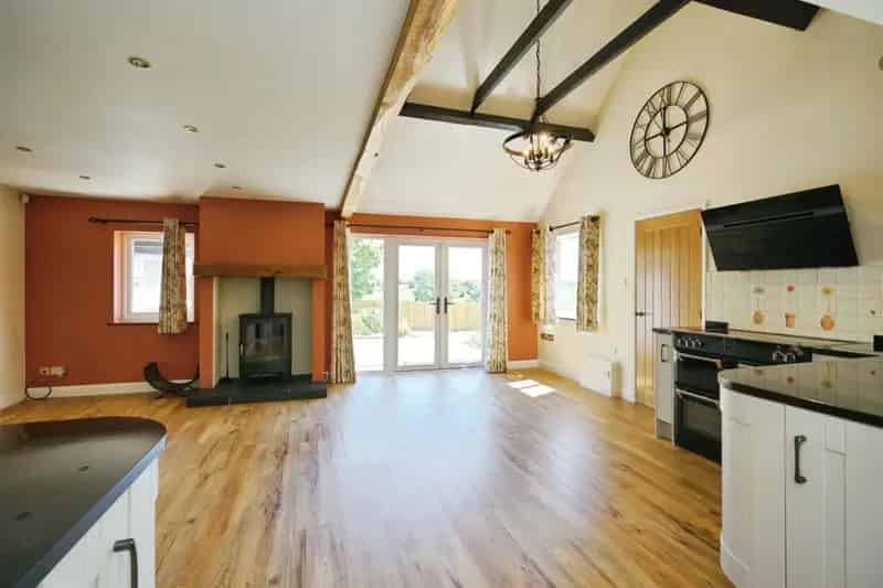 4 Bedroom Detached Barn Conversion with Open Plan Kitchen