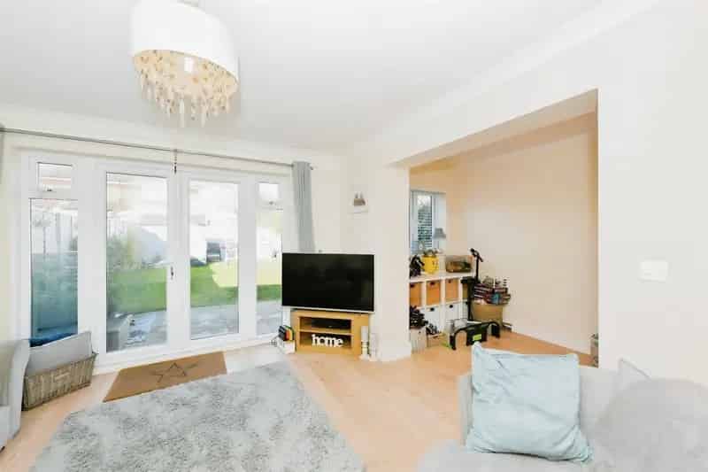2 Bedroom End Terrace House with Modern Kitchen and Off-Street Parking