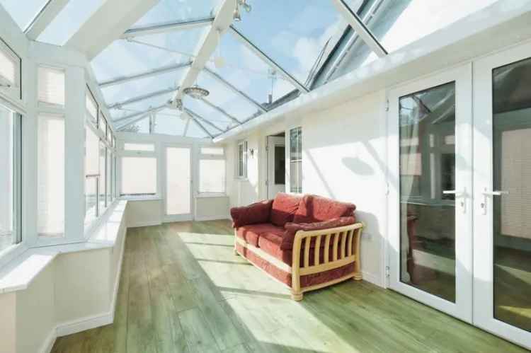 2 Bedroom Detached Bungalow with Conservatory and Garden