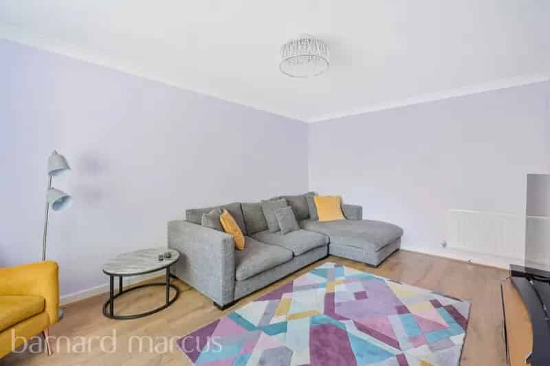 Family Home with Garage and Landscaped Garden Near Mainline Station