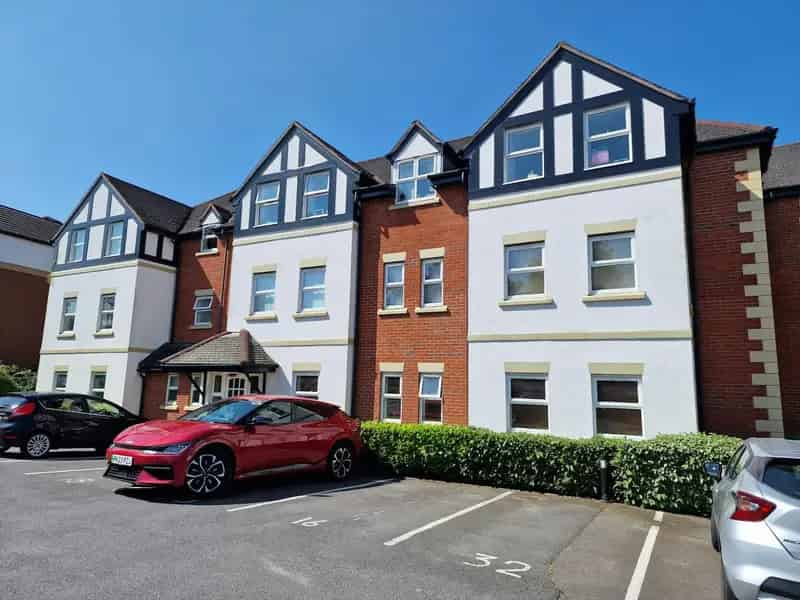 Modern Two Bedroom Apartment Near Amenities and Transport