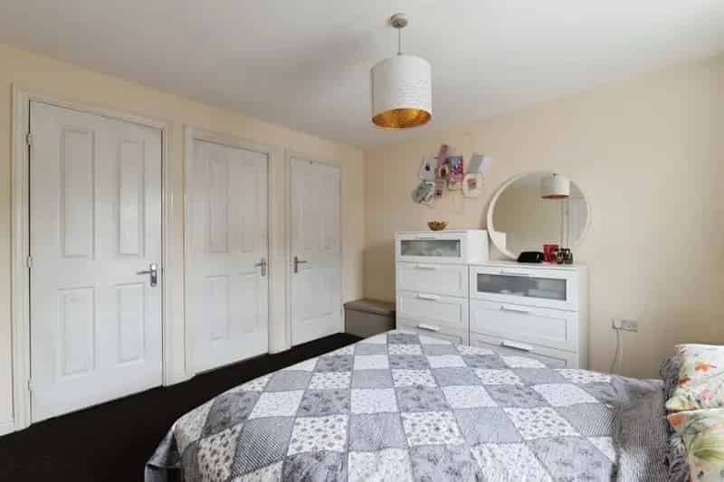 Five Bedroom Detached House with Double Garage