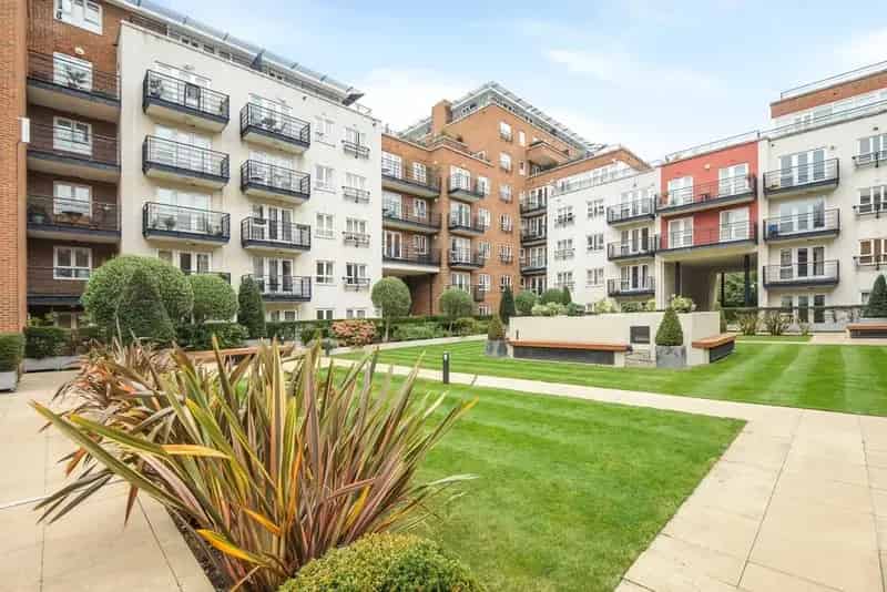 2 Bed Apartment Kingston upon Thames Royal Quarter - Gym Parking Concierge