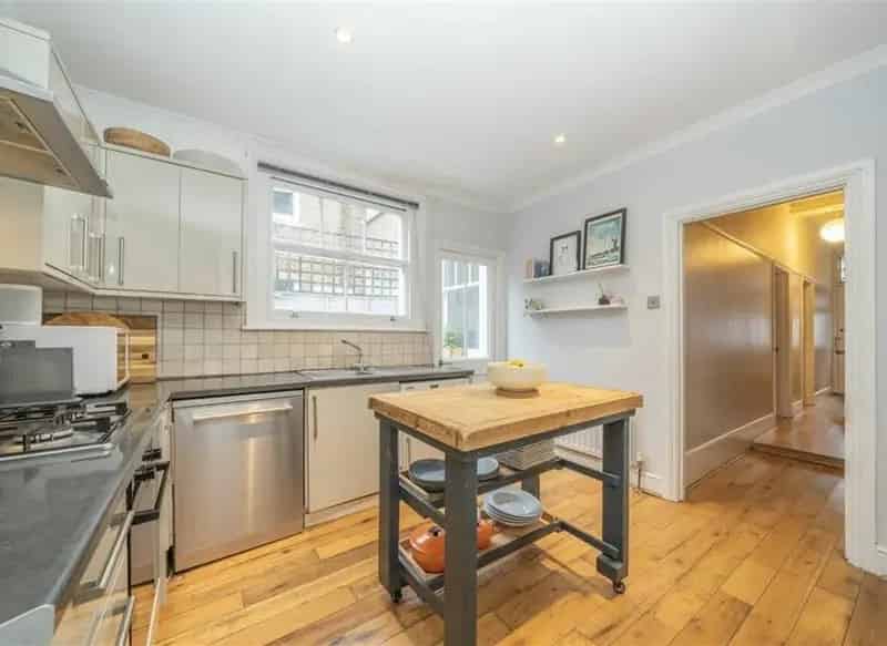 Charming 2-Bedroom Maisonette in Abbeville Village