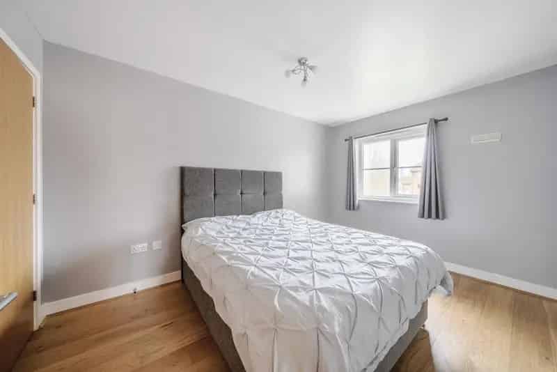 Large 1-Bed Flat Corner Plot Dual Aspect Reception Ample Storage
