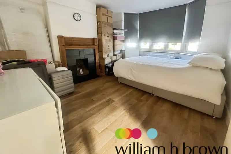 3 Bed Semi-Detached House with Garden and Parking