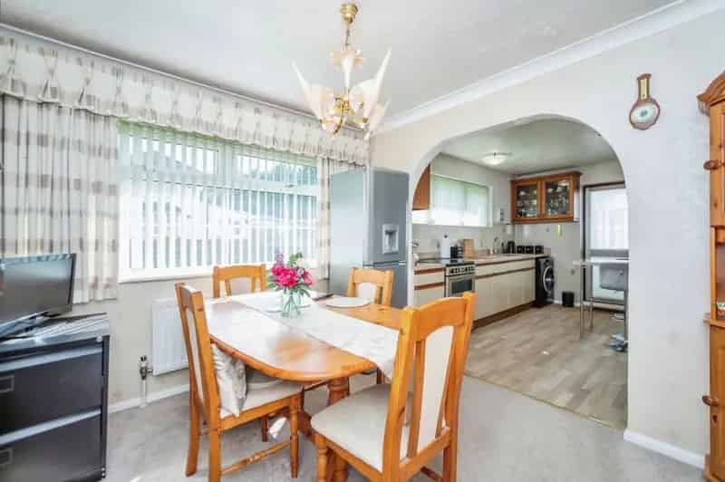 3 Bedroom Detached Bungalow With Large Garden and Tandem Garage