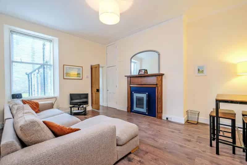 2 Bed Apartment West End Aberdeen Close to ARI