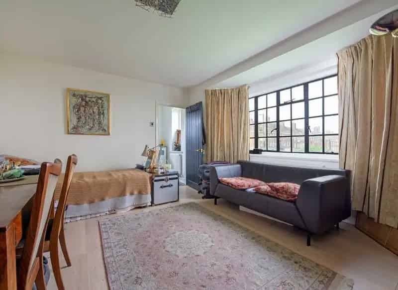 Art Deco Studio Apartment with Modern Kitchen and Gardens