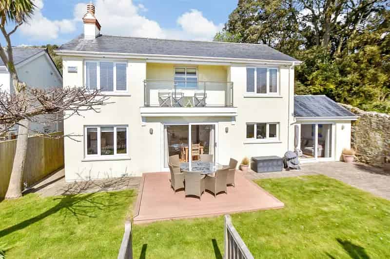 4 Bedroom Detached House with Panoramic Sea Views