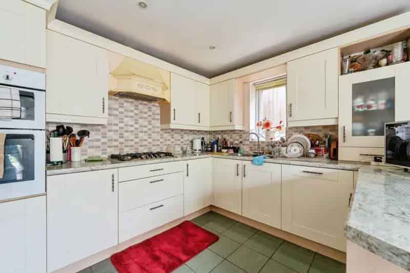 Five Bedroom Detached Family Home Near Schools and Amenities