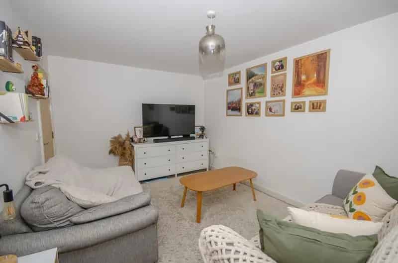 1 Bedroom Flat for Sale - First Floor, Allocated Parking