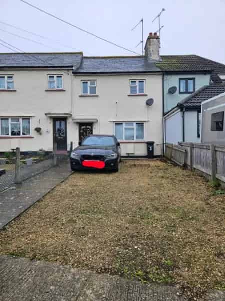 3 Bedroom House Large Garden Driveway