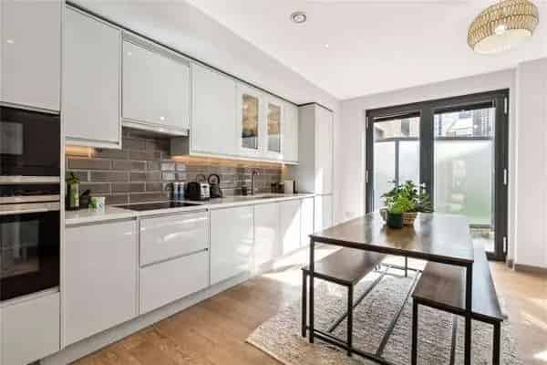 Two-Bedroom Flat with Private Terrace and Balcony