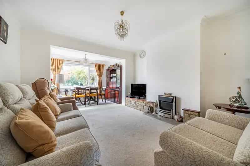 Spacious 2-Bed Semi-Detached Bungalow with Conservatory and En-Suite