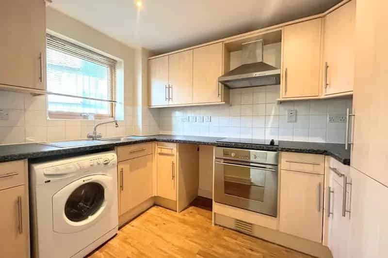 Two Bedroom Apartment Near Ipswich Train Station