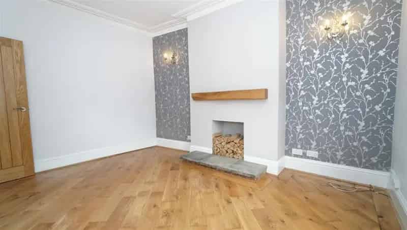 2 Bedroom End Cottage for Sale in Thackley