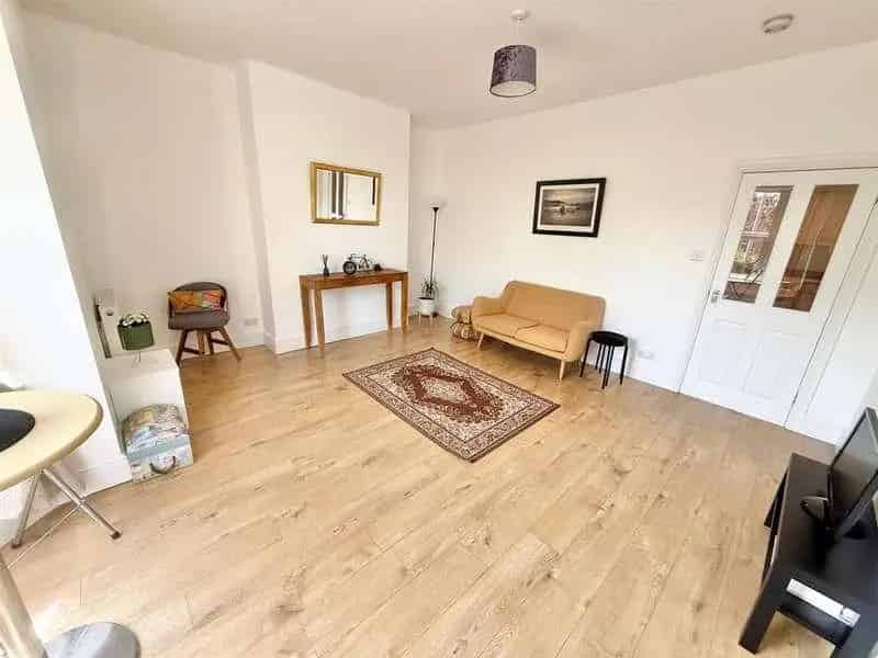 2 Bed Flat for Sale No Onward Chain