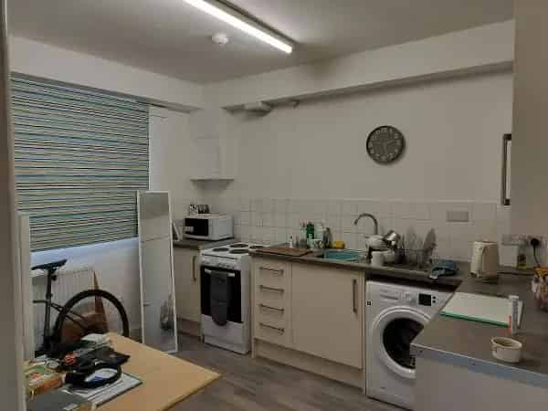 Spacious Studio Flat Near Town and Airport