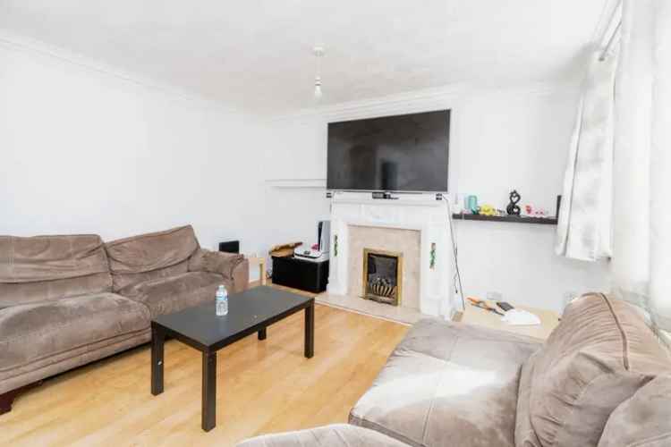 Three Bedroom Mid-Terraced House in Millbrook