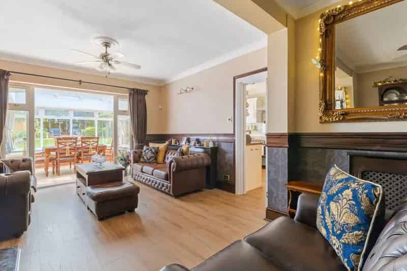 5 Bedroom Detached House for Sale Basingstoke Canal
