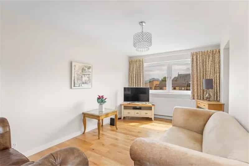 2 Bed Top Floor Flat Trinity Edinburgh Stunning Views