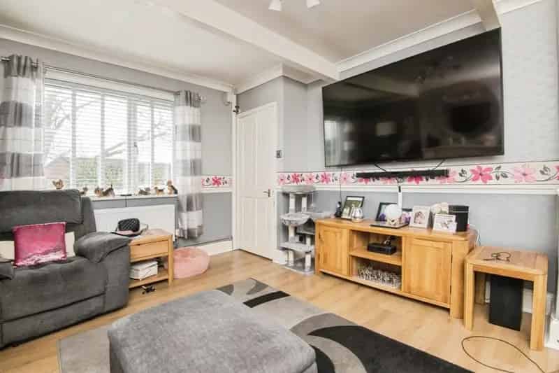Three Bedroom Family Home with Driveway and Garden