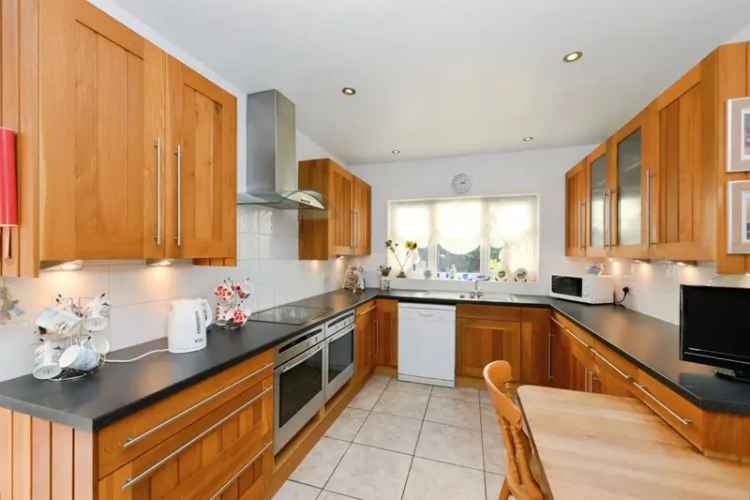 Spacious 2-3 Bedroom Bungalow  Hoddesdon Chain Free