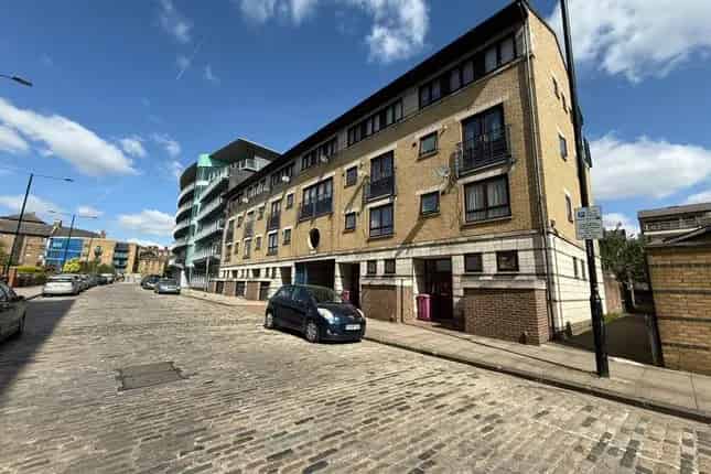 Terraced House for Sale Wapping High Street London E1W