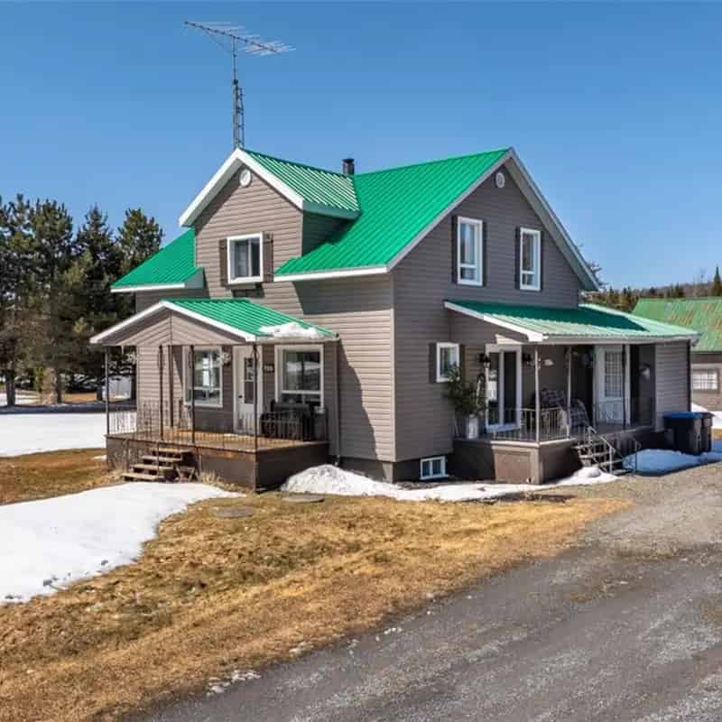 Elegant Family Home 4+ Bedrooms Large Lot Renovated
