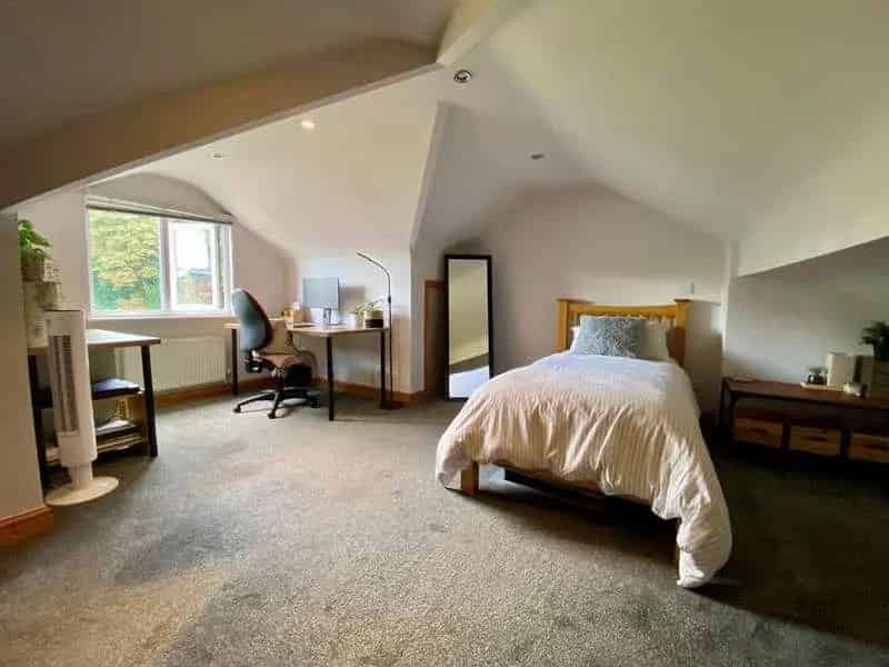 4 Bed House for Sale - Spacious Family Home with Large Garden