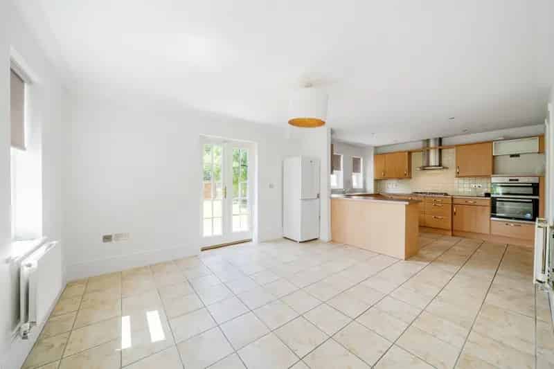 Chain Free 3-Bed House Garage Driveway Roof Terrace Napsbury Park
