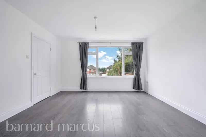 4/5 Bedroom Semi-Detached House with Garden and Off-Street Parking