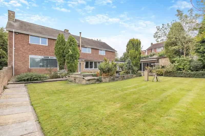 5 Bedroom Detached House with Swimming Pool and Large Garden