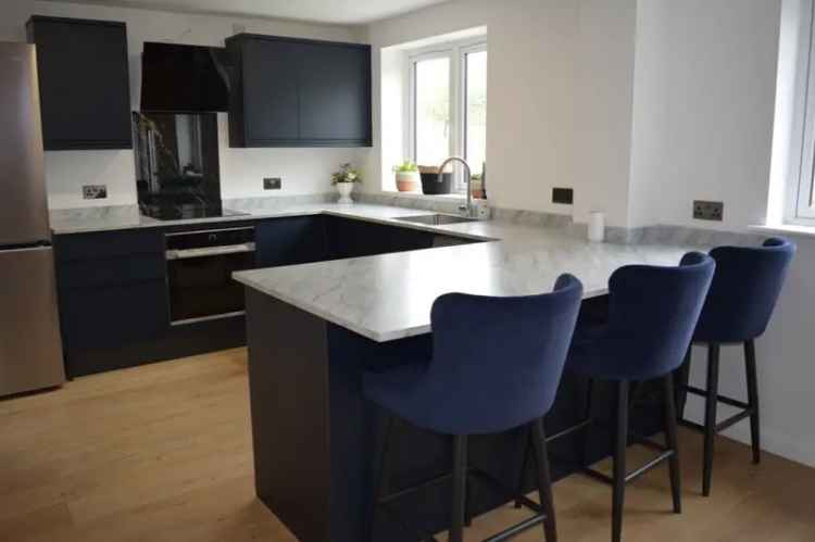 3 Bed Semi Detached House with Modern Kitchen and Landscaped Garden