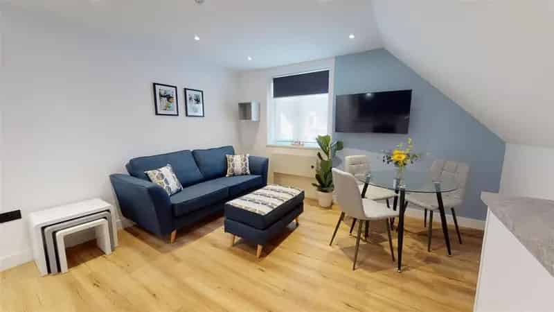 2 Bed Top Floor Luxury Apartment Rent Cardiff