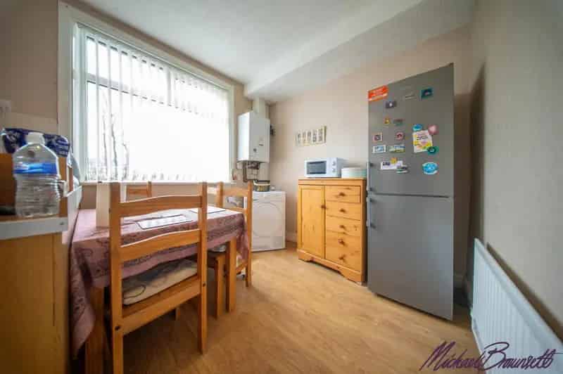 3 Bedroom Mid Terrace House for Sale in Clayton